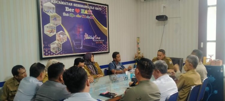 Camat SU 1 bersama stek holder terkait mengadakan rapat koordinasi untuk mengatasi permasalahan yang menurut pemerintah setempat harus segera ditertibkan, rapat tersebut digelar di ruang rapat kantor Kecamatan SU 1, Selasa (21/3/2023)