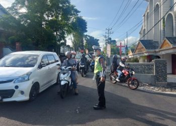 Personel Polresta Manado melaksanakan Kegiatan pengaturan dan pengamanan di wilayah hukum Polresta Manado