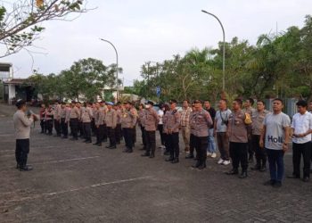 Personel Polresta Manado melakukan pengamanan secara humanis terhadap aksi unjuk rasa (Unras) oleh Koalisi Rakyat Sulut peduli Captikus yang dipimpin oleh Kordinator Koalisi Sdr. Yosia Raintung