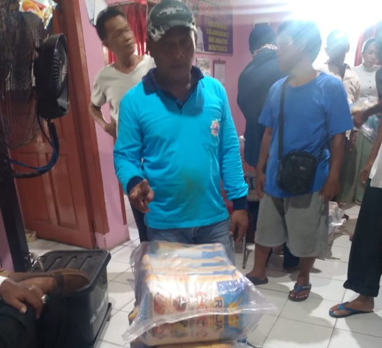 Pengurus gereja yang diwakili Romo Sukino atau sering disapa Romo Kino menggelar Bakti sosial sebagai wujud kepedulian terhadap sesama