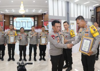 Kapolres Labuhanbatu, AKBP James H Hutajulu, S.H., S.I.K., M.H., M.I.K menerima penghargaan pengelolaan Media online terbanyak dari Kapolda Sumut Irjen Pol RZ Panca Putra Simanjuntak, M. Si