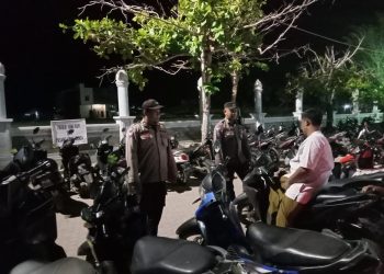 Personel Polsek Syamtalira Bayu siaga di Masjid Syuhada, Mideun, Kecamatan Syamtalira Bayu, Aceh Utara, wilayah hukum Polres Lhokseumawe, Kamis (22/3/2023) malam