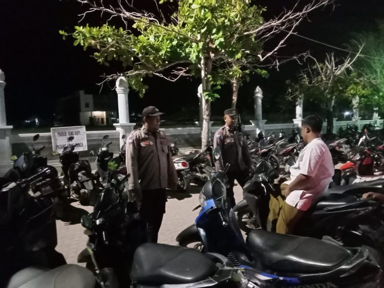 Personel Polsek Syamtalira Bayu siaga di Masjid Syuhada, Mideun, Kecamatan Syamtalira Bayu, Aceh Utara, wilayah hukum Polres Lhokseumawe, Kamis (22/3/2023) malam