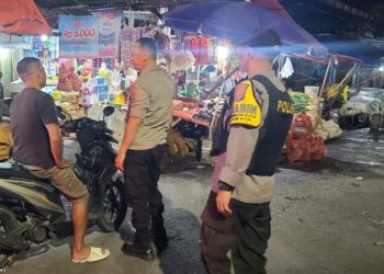 Bhabinkamtibmas Polresta Manado melaksanakan sambang warga pada malam hari, Selasa, (21/3/2023)