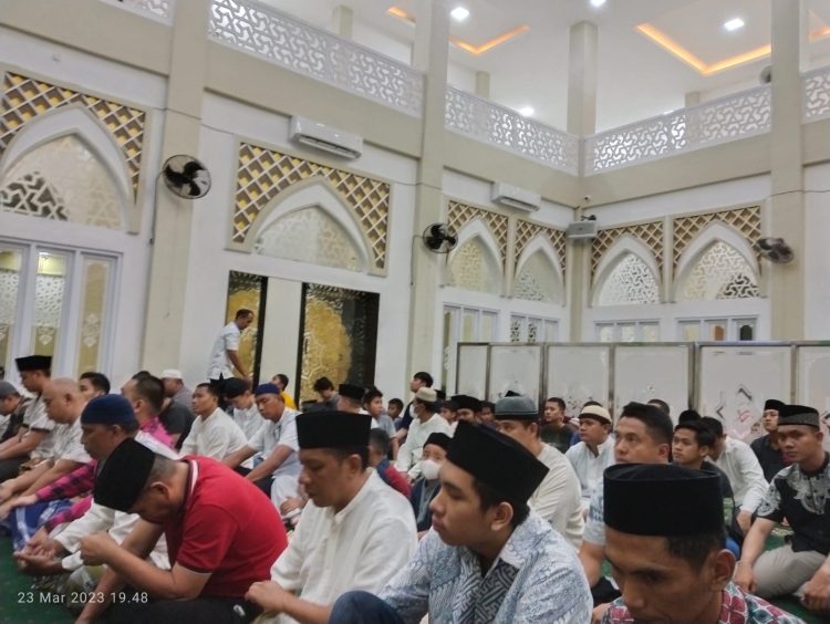 Masjid Al-aman di Komplek Perumahan Pakri Jalan Jenderal Bambang Utoyo Palembang menggelar shalat tarawih berjamaah kedua pada kamis malam. (23/3/2023)