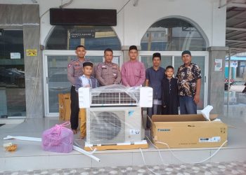 Polantas Lhokseumawe menyerahkan bantuan satu unit pendingin ruangan atau AC kepada pengurus Masjid Jamik, Lancang Garam, Kecamatan Banda Sakti
