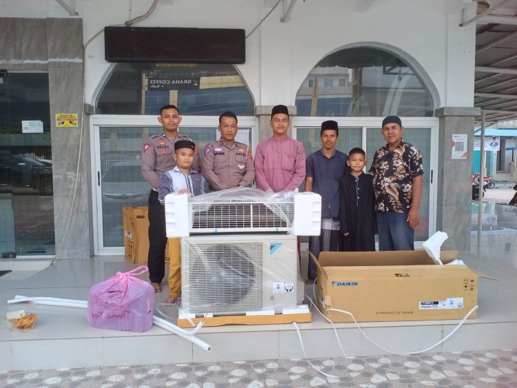 Polantas Lhokseumawe menyerahkan bantuan satu unit pendingin ruangan atau AC kepada pengurus Masjid Jamik, Lancang Garam, Kecamatan Banda Sakti