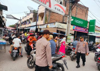 Polsek Syamtalira Bayu melakukan pengamanan dan pengaturan lalu lintas di kawasan Keude Bayu, Syamtalira Bayu, Aceh Utara