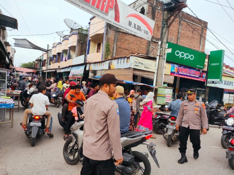 Polsek Syamtalira Bayu melakukan pengamanan dan pengaturan lalu lintas di kawasan Keude Bayu, Syamtalira Bayu, Aceh Utara