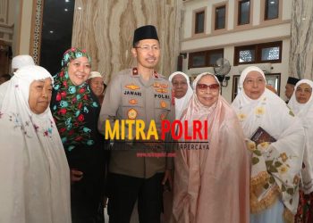 Wakapolda Sumatera Utara Brigjen Pol. Drs. Jawari S.H.,M.H kembali menyapa Ibu-ibu dan Bapak-bapak jamaah Masjid pada saat melakukan Safari Subuh ke Masjid Nurul Islam