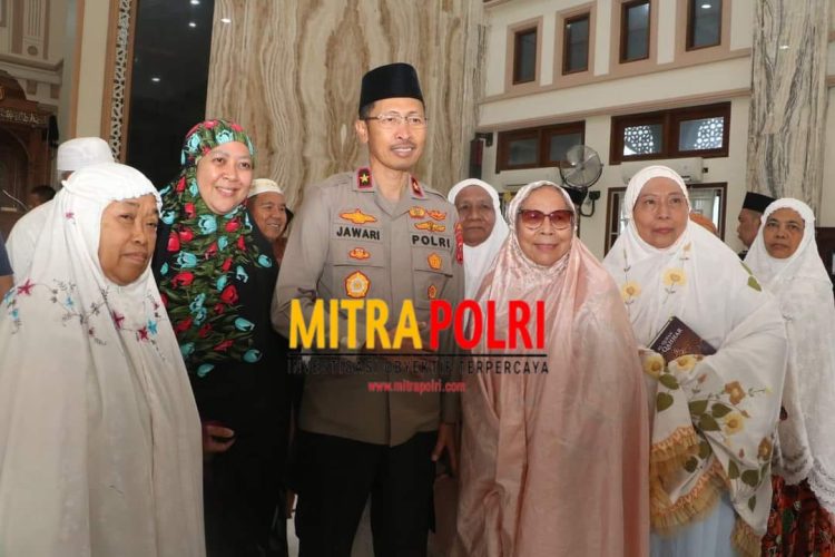 Wakapolda Sumatera Utara Brigjen Pol. Drs. Jawari S.H.,M.H kembali menyapa Ibu-ibu dan Bapak-bapak jamaah Masjid pada saat melakukan Safari Subuh ke Masjid Nurul Islam