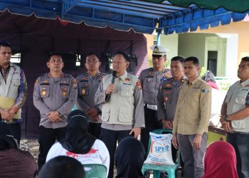 Polres Dairi bersama dengan KCP Bulog Kabanjahe menggelar pasar murah kepada seluruh masyarakat di Mapolres Dairi
