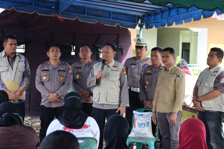Polres Dairi bersama dengan KCP Bulog Kabanjahe menggelar pasar murah kepada seluruh masyarakat di Mapolres Dairi