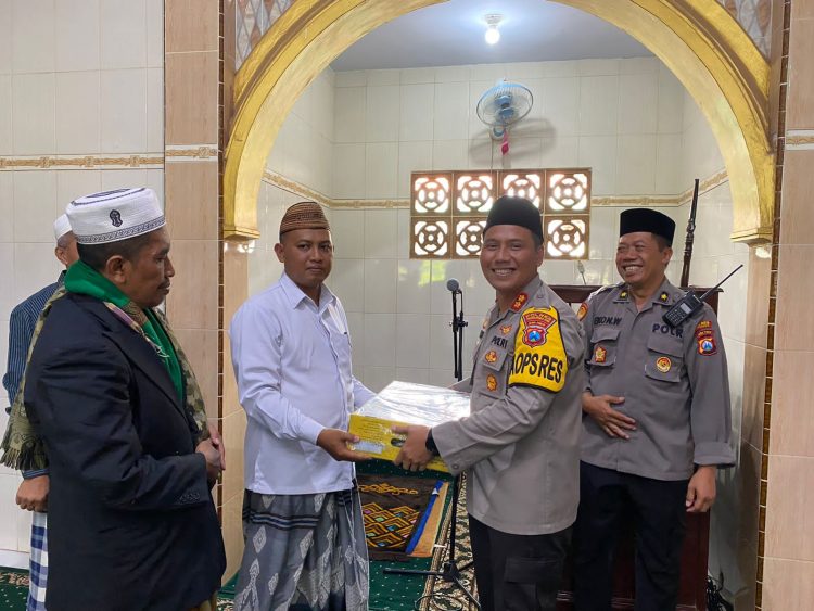 Polres Probolinggo Kota menggelar kegiatan Jumat Curhat kamtibmas bersama para tokoh agama dan masyarakat di Masjid Nuril Anwar Kel. Pohsangit Kidul, Kec. Kademangan