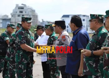 Kapolda Sumut Irjen Pol Drs. R.Z. Panca Putra S, M.Si menyambut kedatangan Panglima TNI Laksamana TNI Yudo Margono di Lanud Soewondo Medan, Kamis (23/3/2023)