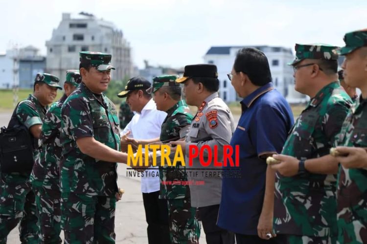 Kapolda Sumut Irjen Pol Drs. R.Z. Panca Putra S, M.Si menyambut kedatangan Panglima TNI Laksamana TNI Yudo Margono di Lanud Soewondo Medan, Kamis (23/3/2023)