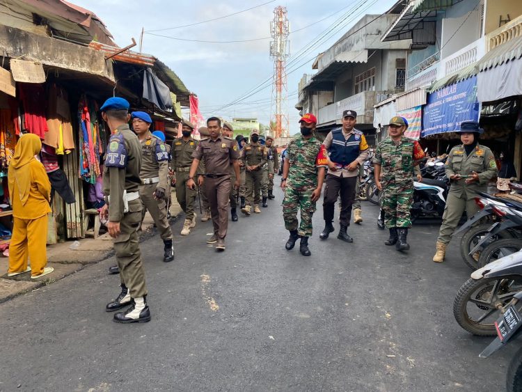 Polsek Talang Ubi menghadiri kegiatan Penataan dan penertiban pedagang kaki lima (PKL) di wilayah Pasar Inpres Pendopo kecamatan Talang Ubi Kabupaten Penukal Abab Lematang Ilir (PALI)