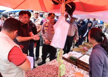 Kapolres Dairi AKBP Wahyudi Rahman, SH, SIK, MM bersama Bupati Dairi DR Eddy KA Berutu sabtu Pagi (25/03/23) turun langsung sidak ke pusat pasar Sidikalang guna memastikan ketersediaan Bapokting