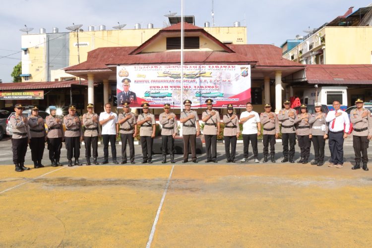 Kapolres Pematangsiantar AKBP Fernando SH S.I.K, memimpin upacara serah terima jabatan (sertijab) Wakapolres dan dua Kapolsek
