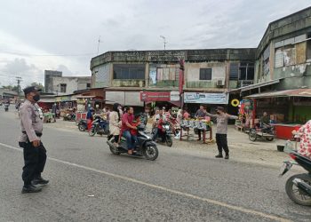 Personel Polsek Samudera Polres Lhokseumawe mengatur lalu lintas jelang waktu berbuka puasa di pusat keramaian