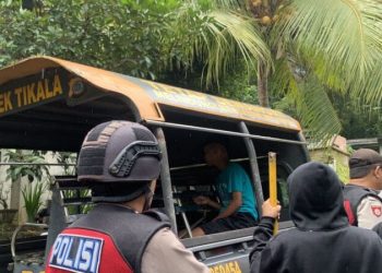 Rayon Samapta menerima laporan warga melalui call center 110/ 112 tentang adanya pelaku yang membawa senjata tajam
