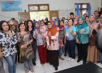 Wali Kota Pematang Siantar dr Susanti Dewayani SpA saat menghadiri acara pembagian bingkisan makanan sehat berupa susu, vitamin, dan biskuit serta Konseling Kesehatan dalam upaya penanganan Stunting, di Kelurahan Setia Negara, Kecamatan Siantar Sitalasari