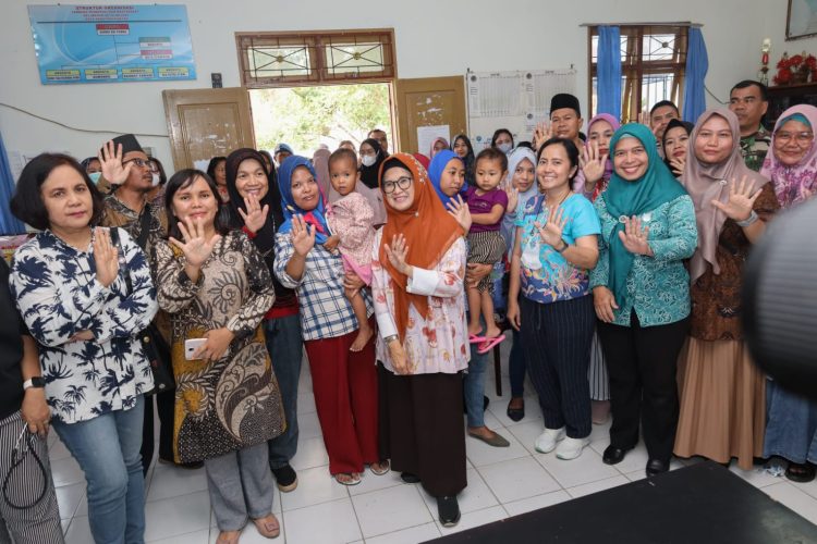 Wali Kota Pematang Siantar dr Susanti Dewayani SpA saat menghadiri acara pembagian bingkisan makanan sehat berupa susu, vitamin, dan biskuit serta Konseling Kesehatan dalam upaya penanganan Stunting, di Kelurahan Setia Negara, Kecamatan Siantar Sitalasari