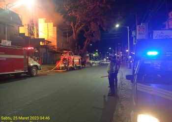 Personil Satfung Polres Pematang siantar bantu Padamkan Api pada saat terjadinya kebakaran pada hari Sabtu (25/03/2023) sekira pukul 04.05 Wib, di Jalan Sangnawaluh, Kelurahan Siopat Suhu, Kecamatan Siantar Timur