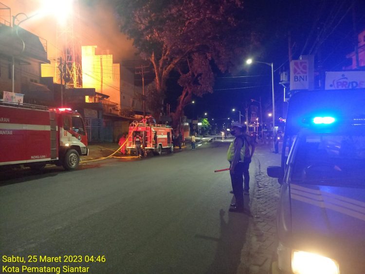 Personil Satfung Polres Pematang siantar bantu Padamkan Api pada saat terjadinya kebakaran pada hari Sabtu (25/03/2023) sekira pukul 04.05 Wib, di Jalan Sangnawaluh, Kelurahan Siopat Suhu, Kecamatan Siantar Timur