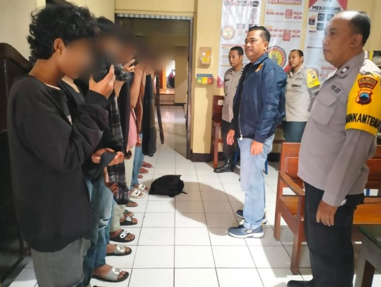 Sekelompok remaja di Desa Pliken Kec. Kembaran Kabupaten Banyumas diamankan Polsek Kembaran karena diduga hendak melakukan aksi perang sarung,