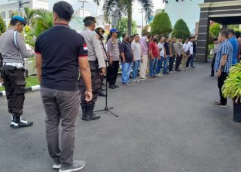 Sie Propam Polresta Manado, Minggu pagi (26/3/2023) melaksanakan absen dan pengawasan apel serah terima piket jaga