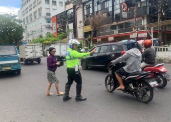 Personel Satuan Lalu Lintas Polresta Manado rutin melakukan penggelaran personel setiap hari di titik titik rawan kemacetan terutama pada pagi hari, Minggu (26/3/2023)