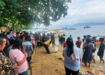 Warga Kepulauan Bunaken dihebohkan dengan ditemukannya sesosok jasad bayi yang tertimbun pasir di lepas pantai