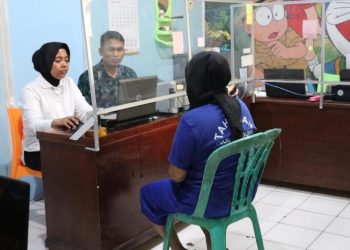Tersangka YU (32) warga Kecamatan Bobotsari yang merupakan ibu kandung bayi diamankan berikut barang buktinya