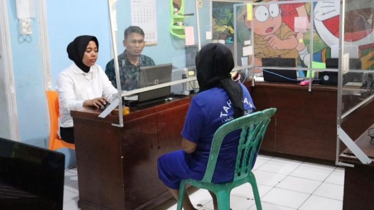 Tersangka YU (32) warga Kecamatan Bobotsari yang merupakan ibu kandung bayi diamankan berikut barang buktinya