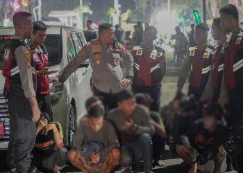 Polisi mengamankan 7 (tujuh) orang pemuda saat sedang sedang minum miras jenis arak sambal menonton kegiatan tablig akbar di alun-alun Kota Probolinggo