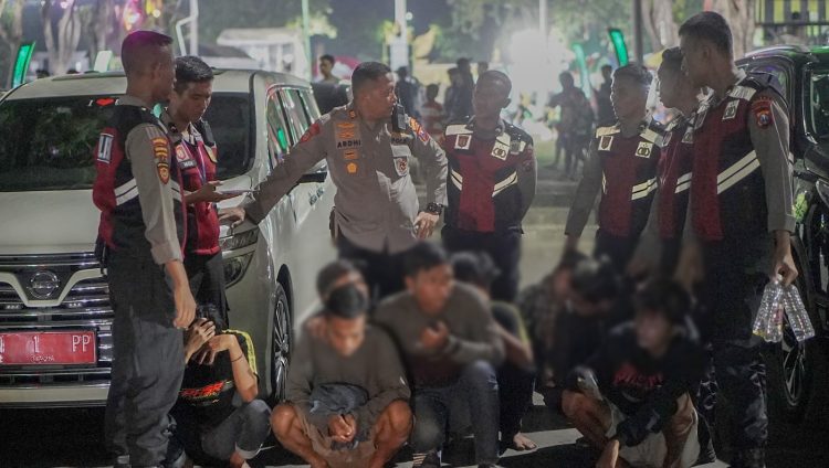 Polisi mengamankan 7 (tujuh) orang pemuda saat sedang sedang minum miras jenis arak sambal menonton kegiatan tablig akbar di alun-alun Kota Probolinggo