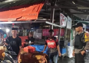 Personel Polsek Wanea memberikan imbauan Kamtibmas kepada para pemuda yang sedang nongkrong hingga larut malam