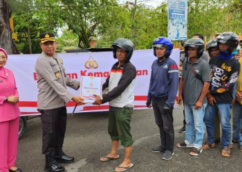 Polres Langsa Bagikan 125 Paket Sembako Bagi Warga Terdampak Kenaikan Harga Sembako di Langsa