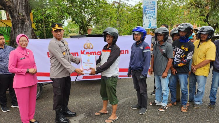 Polres Langsa Bagikan 125 Paket Sembako Bagi Warga Terdampak Kenaikan Harga Sembako di Langsa