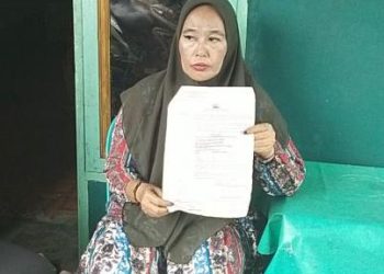 Esti Winarni, ibu MI menunjukkan LP pencurian ayam yang dituduhkan kepada anaknya, Selasa (28/3/23). (Foto Dok/Tim)
