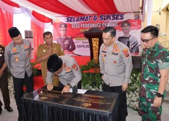 Kapolda Sumut menandatangani prasasti gedung baru Mako Polsek Pantailabu dan Asrama Polresta Deliserdang, Selasa (28/3/23). (Foto Dok/ Polda Sumut)