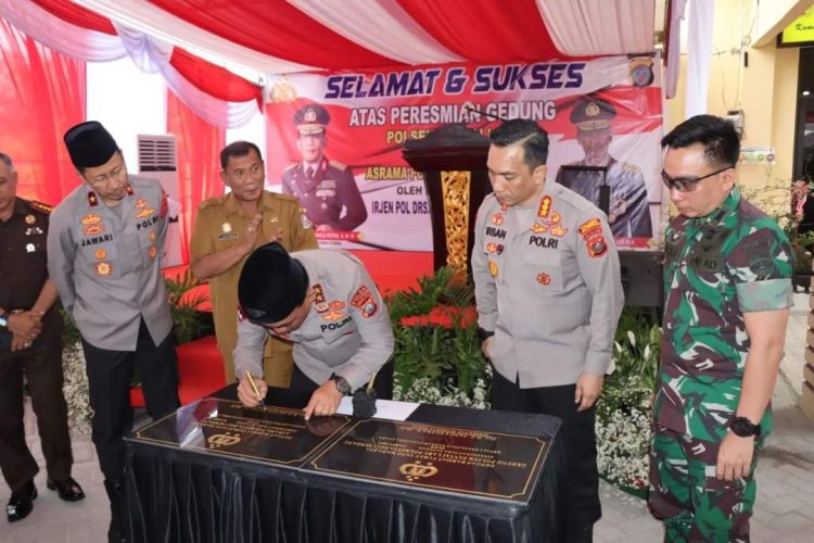 Kapolda Sumut menandatangani prasasti gedung baru Mako Polsek Pantailabu dan Asrama Polresta Deliserdang, Selasa (28/3/23). (Foto Dok/ Polda Sumut)
