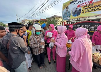 Bhayangkari Cabang Lhokseumawe melaksanakan pembagian takjil kepada masyarakat dan pengguna jalan di jalan Medan – Banda Aceh
