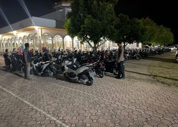 Personel Polsek Muara Batu siaga di parkiran Masjid Jamik Al Izzah, Krueng Mane, Kecamatan Muara Batu, Aceh Utara, wilayah hukum Polres Lhokseumawe