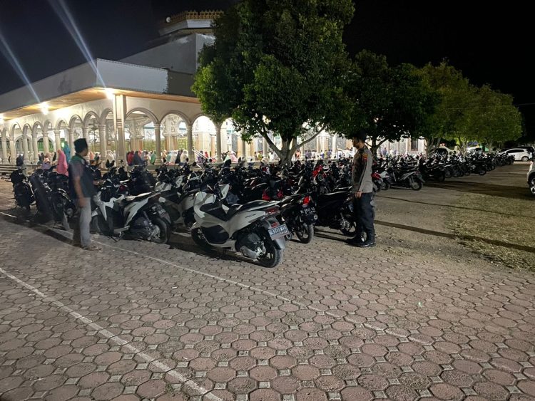 Personel Polsek Muara Batu siaga di parkiran Masjid Jamik Al Izzah, Krueng Mane, Kecamatan Muara Batu, Aceh Utara, wilayah hukum Polres Lhokseumawe
