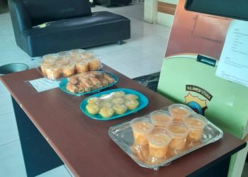 Bagi-bagi Takjil kepada personel dan masyarakat di Polresta Manado, Senin (27/3/2023).