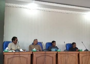 Pimpinan dan perwakilan gabungan organisasi lintas lembaga yang ada dikabupaten Nagan Raya, melakukan aksi wall Out atau meninggalkan RDP yang digelar oleh Dewan Perwakilan Rakyat Kabupaten (DPRK) Nagan Raya, (29/03/23) diruang badan anggaran DPRK setempat