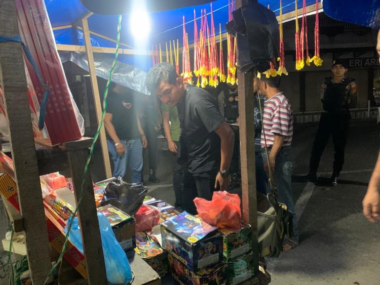 Tiga pedagang kembang api di Lhokseumawe beserta barang bukti diamankan personel Polres Lhokseumawe, Selasa (28/3/2023) malam