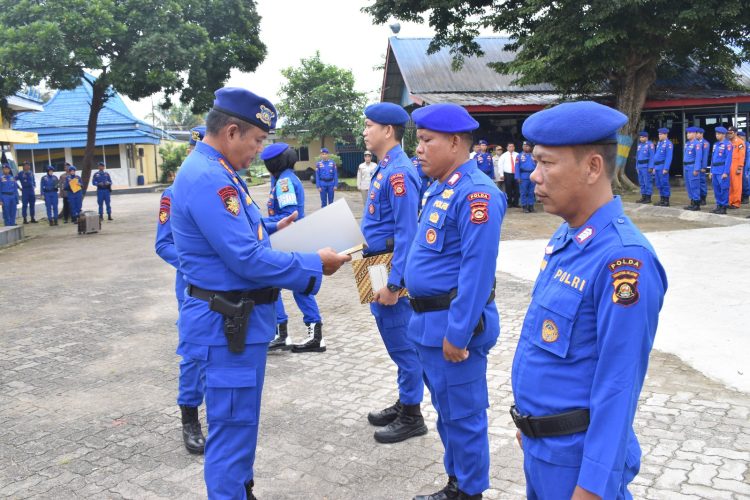 Direktur Polairud Polda Sumsel Kombes Pol Drs Andreas Kusmaedi MM memberikan penghargaan kepada personil ditpolairud polda sumsel yang berprestasi